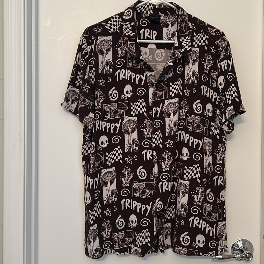 Men’s Button Up Short Sleeves Shirt Size Medium Mushrooms and Skulls Print
